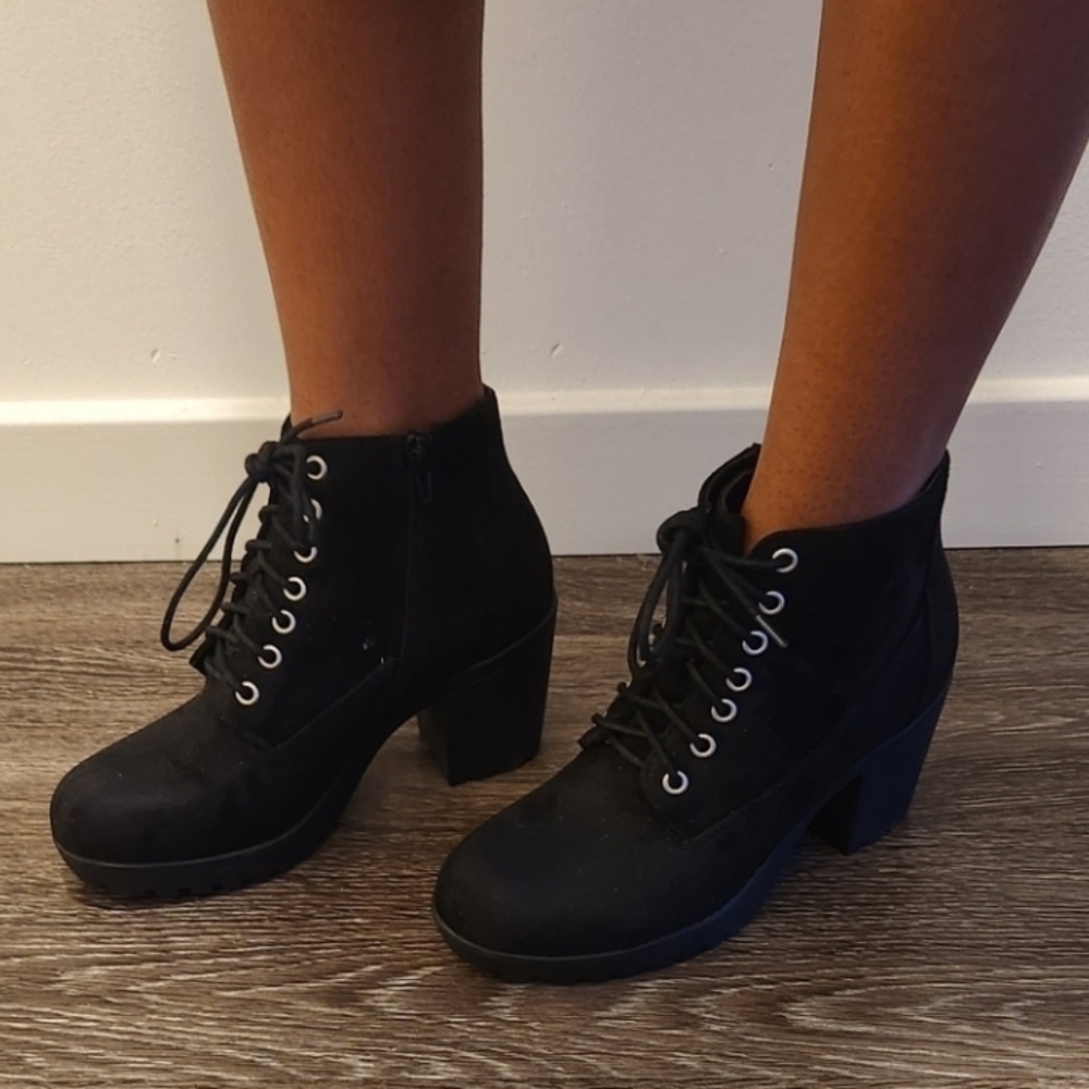 Elegant Black Lace-Up Boots for Women - Picture 7 of 7